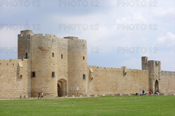 Old city wall, Aigues-Mortes, Camargue, Gard, Languedoc-Roussillon, South of France, France, Europe