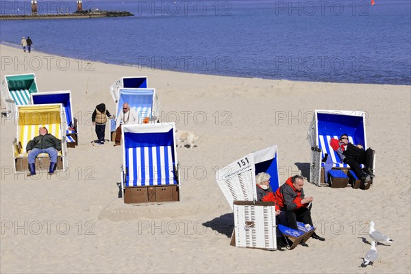 On the beach, Hoernum, Sylt, North Frisian island, Schleswig Holstein, people relaxing in beach chairs by the sea in bright sunshine, Sylt, Schleswig-Holstein, Germany, Europe