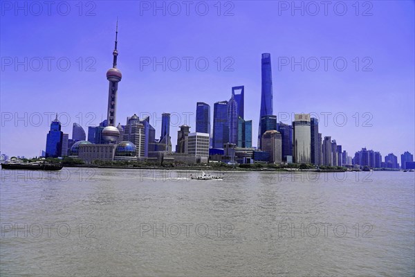 View from the Bund to the skyline at the Huangpu River with Oriental Pearl Tower, World Financial Centre, Shanghai Tower, Jin Mao Building in the Pudong district, Shanghai, China, Asia, Panoramic view of the skyline of Shanghai with river in the foreground, Asia