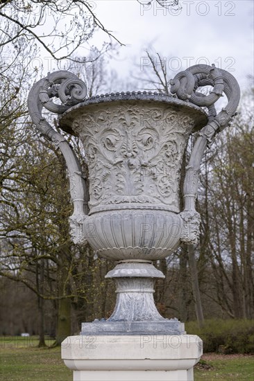 Cast zinc vase on a pedestal in the castle park, Ludwigslust, Mecklenburg-Vorpommern, Germany, Europe