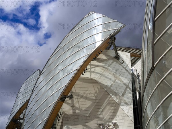 Paris 16e arr, The modern architecture of Louis Vuitton Foundation by Frank Gehry. Ile de France, France, Europe