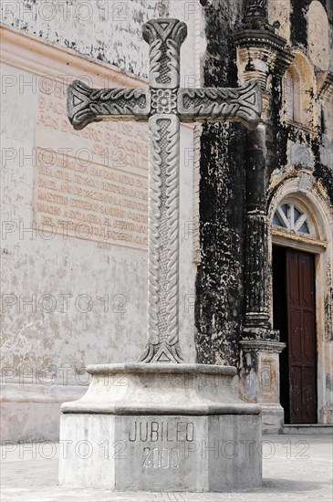 Church Iglesia de Guadalupe, built 1624 -1626, Granada, Nicaragua, Stone pillar with a cross and the inscription Jubilee 2000, Central America, Central America -, Central America