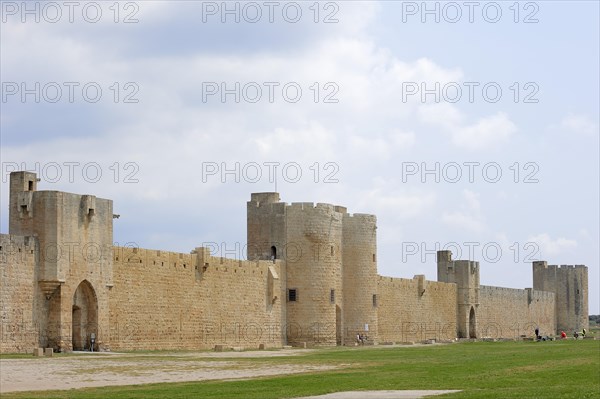 Old city wall, Aigues-Mortes, Camargue, Gard, Languedoc-Roussillon, South of France, France, Europe