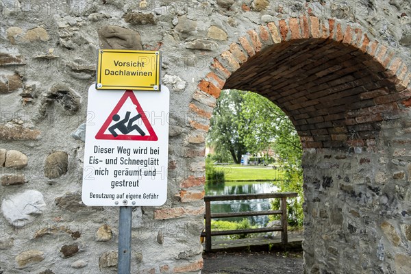 Beware of roof avalanches and this path will not be cleared in icy conditions, signposting in the old town centre of Isny im Allgaeu, Baden-Wuerttemberg, Germany, Europe