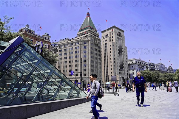 Stroll through Shanghai to the sights, Shanghai, China, Asia, Urban scene with historic buildings and modern glass architecture, Asia