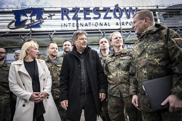 Federal Minister for Economic Affairs and Climate Protection Robert Habeck (Alliance 90/The Greens) visits Poland, Ukraine and the Republic of Moldova from 17.04-19.04.2024. Reszow, 17.04.2024. Flight to Poland, meeting with German and Ukrainian soldiers in the Ukrainian sovereign territory of Reszow Airport, Poland together with the Federal Government Commissioner for Human Rights Luise Amtsberg