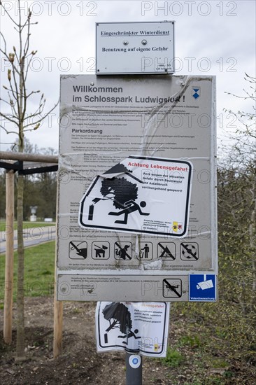 Sign at the entrance to Ludwigslust Castle Park with warning: Caution, danger to life due to fallen trees, Ludwigslust, Mecklenburg-Vorpommern, Germany, Europe