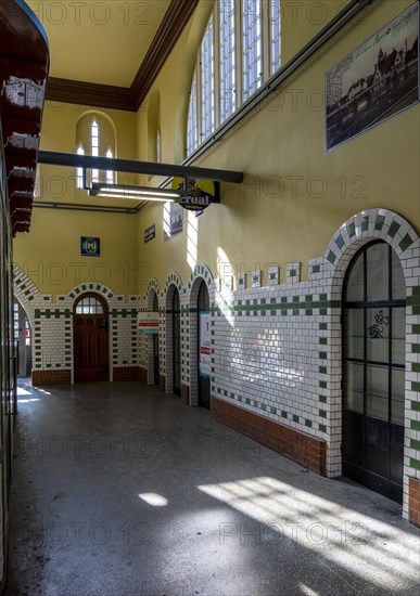 Nikolassee S-Bahn station, interior view, Berlin-Zehlendorf, Berlin, Germany, Europe