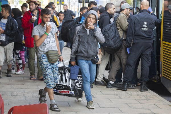 Syrian refugees have arrived at Schoenefeld station on a special train. They are then taken by bus to accommodation in Berlin, 13/09/2015, Schoenefeld, Brandenburg, Germany, Europe