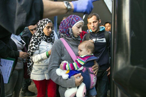 Syrian refugees have arrived at Schoenefeld station on a special train. They are then taken by bus to accommodation in Berlin, 13/09/2015, Schoenefeld, Brandenburg, Germany, Europe