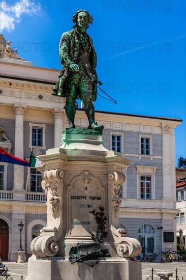 Tartini Square with bronze statue of the composer Giuseppe Tartini, by Venetian artist Antonio Dal Zotto, harbour town of Piran on the Adriatic coast with Venetian flair, Slovenia, Piran, Slovenia, Europe