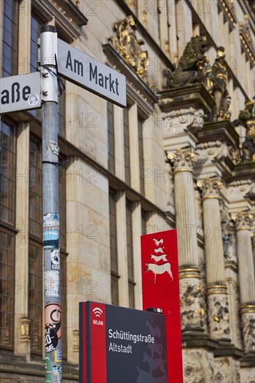 Street sign Am Markt and signpost to Schuettingstrasse and Old Town with red Bremen Town Musicians in Bremen, Hanseatic City, State of Bremen, Germany, Europe