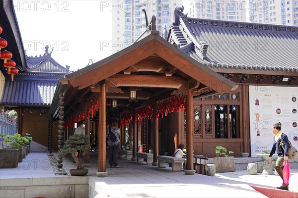 Jade Buddha Temple, Buddha, Puxi, Shanghai, Shanghai Shi, China, Lively hustle and bustle in a traditionally designed temple area, Shanghai, People's Republic of China, Asia