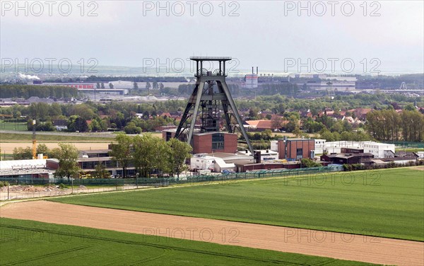 Conveyor tower of Schacht Konrad, a disused iron ore mine. The first final repository for low and intermediate-level radioactive waste authorised under nuclear law in Germany is being built here, Salzgitter, 09/05/2015, Salzgitter, Lower Saxony, Germany, Europe