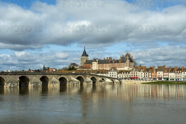 Gien. River Loire and the old bridge. Loiret departement. Centre-Val de Loire. France