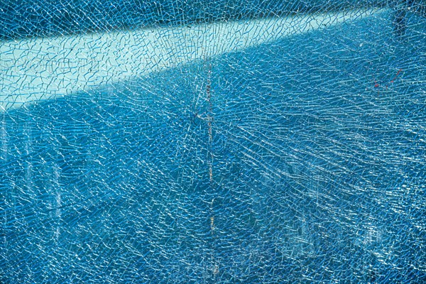 Cracked glass of a laminated glass pane