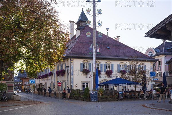 Altes Gasthaus zur Schranne with maypole, Garmisch district, Garmisch-Partenkirchen, Werdenfelser Land, Upper Bavaria, Bavaria, Germany, Europe