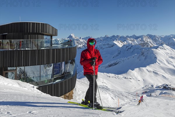 Skiers at the Nebelhorn summit (2224m), Oberstdorf, Allgaeu, Swabia, Bavaria, Germany, Oberstdorf, Bavaria, Germany, Europe