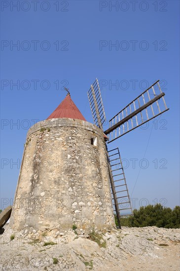 Windmill 'Moulin de Daudet', Fontvieille, Bouches-du-Rhone, Provence-Alpes-Cote d'Azur, South of France, France, Europe