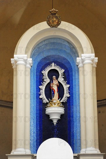 Cathedral Nuestra Senora de la Asuncion, Old Town, Granada, Nicaragua, A religious statue of the Virgin Mary in the centre of a church altar, Central America, Central America