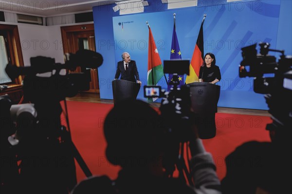 (R-L) Annalena Baerbock (Alliance 90/The Greens), Federal Foreign Minister, and Ayman Safadi, Foreign Minister of Jordan, speak to the media after a joint meeting in Berlin, 16 April 2024 / Photographed on behalf of the Federal Foreign Office