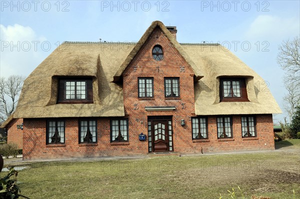 Sylt, North Frisian Island, Schleswig Holstein, Impressive large brick house with thatched roof and special window shapes, Sylt, North Frisian Island, Schleswig Holstein, Germany, Europe