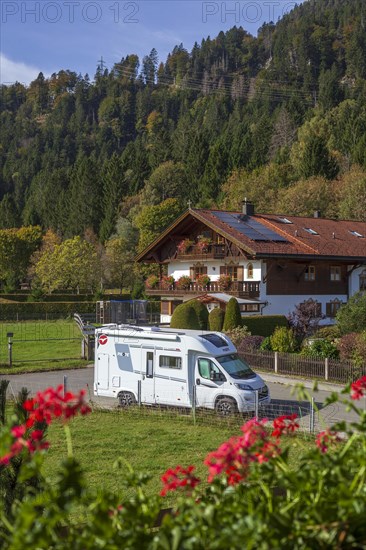 Parked motorhome and old residential building, Garmisch-Partenkirchen, Werdenfelser Land, Upper Bavaria, Bavaria, Germany, Europe