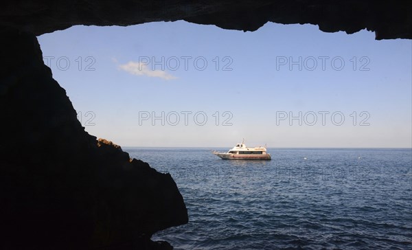 Excursion boat at the rocky coast of Capo Caccia with Grotta Nereo cave, Alghero, Sassari Province, Sardinia, Italy, Mediterranean Sea, South Europe, Europe