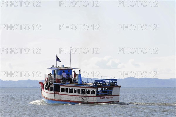 Lake Nicaragua, a small passenger boat sailing on clear water, making waves, Nicaragua, Central America, Central America