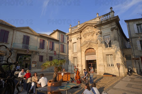 Street musicians in front of the Galerie Ducastel, Avignon, Vaucluse, Provence-Alpes-Cote d'Azur, South of France, France, Europe