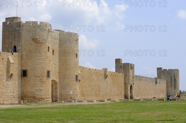 Old city wall, Aigues-Mortes, Camargue, Gard, Languedoc-Roussillon, South of France, France, Europe