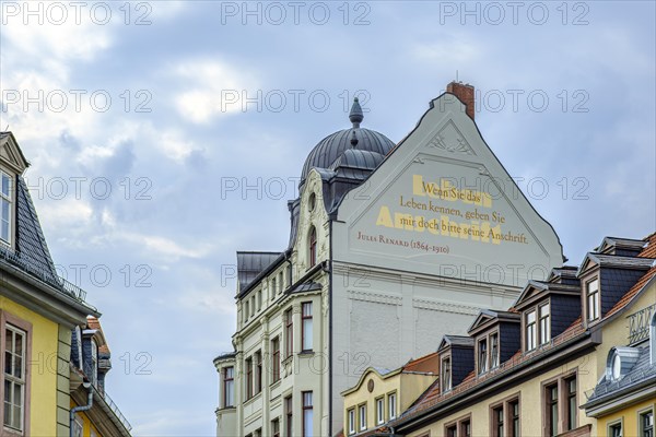 If you know life, please give me its address, saying by Jules Renard on the gable of a historic building in the city centre of Weimar, Thuringia, Germany, Europe