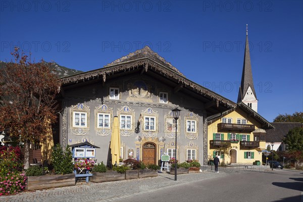 Haus Restaurant zum Husaren with Lueftlmalerei and the old parish church of St Martin, Partenkirchen district, Garmisch-Partenkirchen, Werdenfelser Land, Upper Bavaria, Bavaria, Germany, Europe