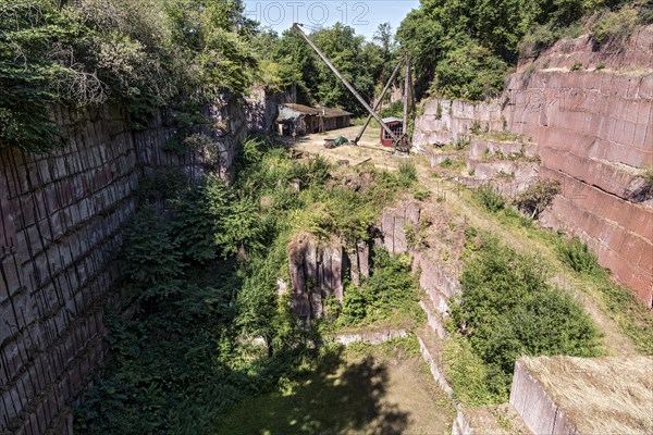 Disused Michelnau quarry, Michelnau tuff, red basalt, red lava, cinder agglomerate, Tertiary volcano, geotope, wooden crane, derrick crane, industrial monument, Michelnau, Vogelsberg Volcanic Region nature park Park, Nidda, Wetterau, Hesse, Germany, Europe