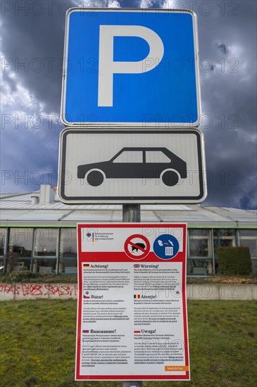 Parking sign and warning sign of the Federal Government for nutrition against discarded food, motorway service area on the A 9 motorway, Thuringia, Germany, Europe