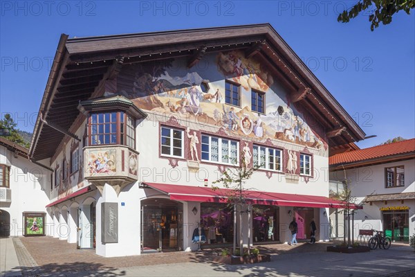 Lueftlmalerei on old house facade with shop in the pedestrian zone of Garmisch, Garmisch district, Garmisch-Partenkirchen, Werdenfelser Land, Upper Bavaria, Bavaria, Germany, Europe