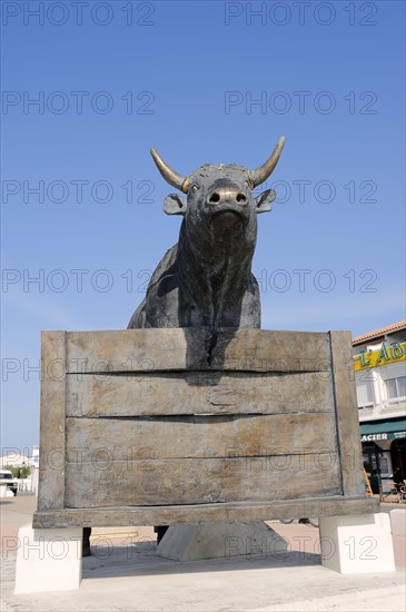 Statue of a Camargue bull, Les Saintes-Maries-de-la-Mer, Camargue, Bouches-du-Rhone, Provence-Alpes-Cote d'Azur, South of France, France, Europe