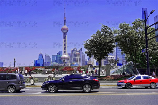 Stroll through Shanghai to the sights, Shanghai, China, Asia, Urban traffic against the backdrop of the Shanghai Oriental Pearl Tower, Asia