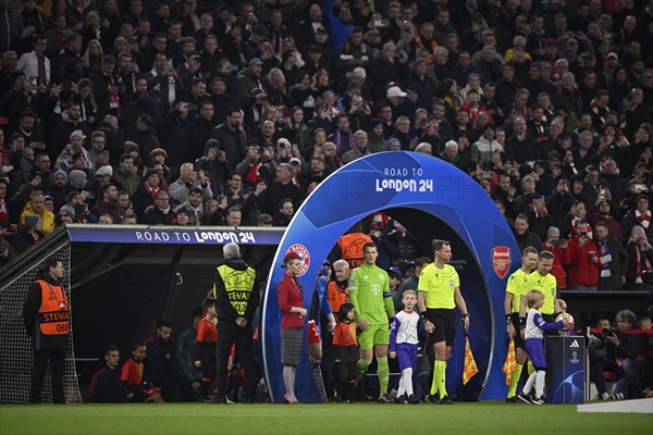 Referee Danny Makkelie (NED) and teams enter the field through Champions League Arch, arch, ROAD TO LONDON, ball kid takes Adidas match ball from the podium, goalkeeper Manuel Neuer FC Bayern Munich FCB (01), Allianz Arena, Munich, Bavaria, Germany, Europe