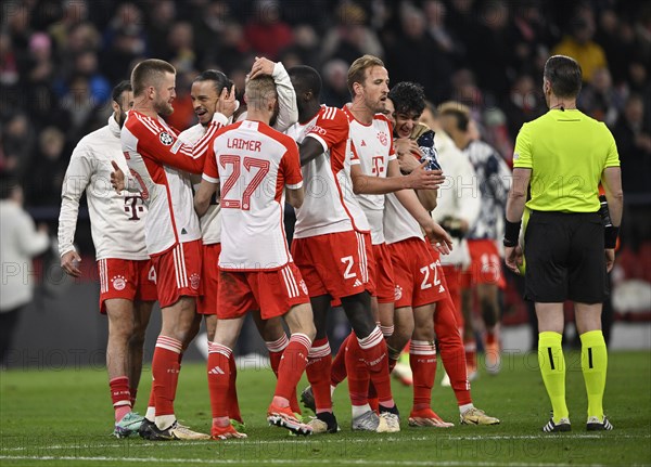 FC Bayern Muenchen players celebrate victory, Konrad Laimer FC Bayern Muenchen FCB (27) Eric Dier FC Bayern Muenchen FCB (15) Dayot Upamecano FC Bayern Muenchen FCB (02) Harry Kane FC Bayern Muenchen FCB (09) Leroy Sane FC Bayern Muenchen FCB (10) Raphael Guerreiro FC Bayern Muenchen FCB (22) Referee Referee Danny Makkelie (NED), Allianz Arena, Munich, Bavaria, Germany, Europe