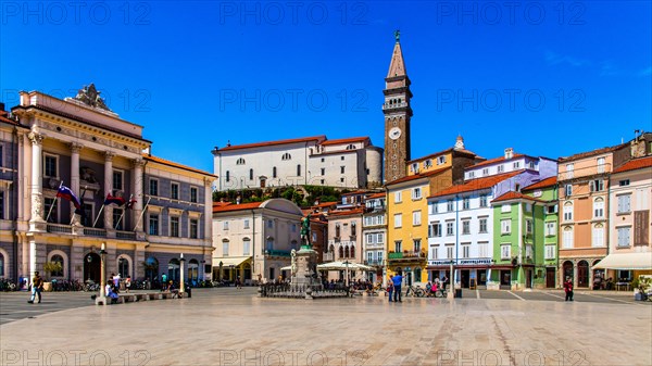 Tartini Square with bronze statue of the composer Giuseppe Tartini, by Venetian artist Antonio Dal Zotto, harbour town of Piran on the Adriatic coast with Venetian flair, Slovenia, Piran, Slovenia, Europe