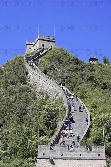 Great Wall of China, near Mutianyu, Beijing, China, Asia, The Great Wall winds its way over wooded hills, with many visitors and sunny skies, UNESCO World Heritage Site, Asia