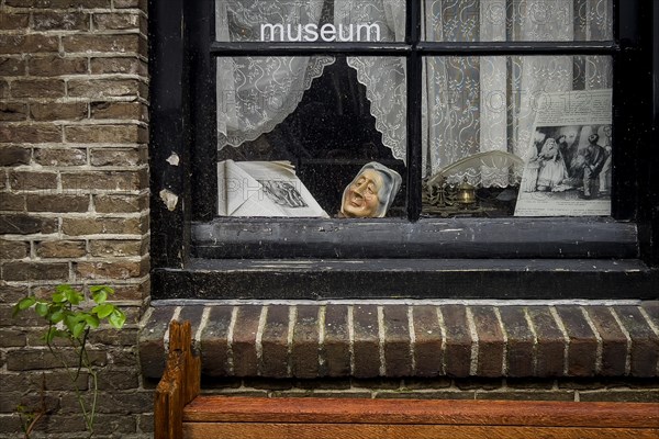 Window with head sculpture at the museum, window, head, whimsical, art, fun, culture, history, cultural history, urban, woman, woman's head, old, city history, Deventer, Netherlands