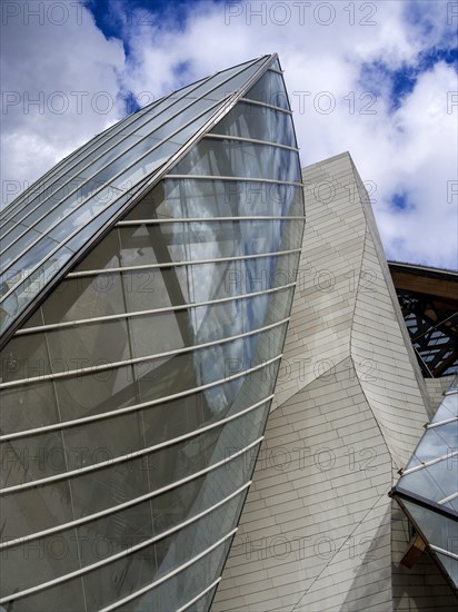 Paris 16e arr, The modern architecture of Louis Vuitton Foundation by Frank Gehry. Ile de France, France, Europe