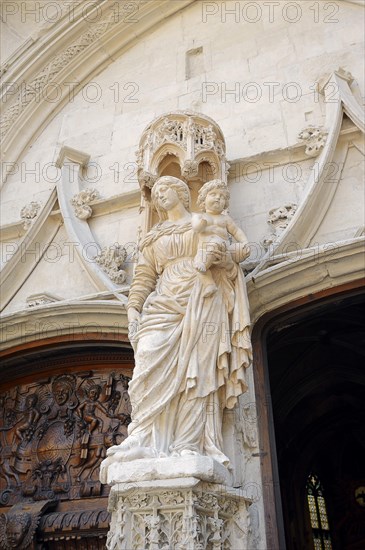 Statue of the Madonna at the entrance to the church of Saint Pierre, Avignon, Vaucluse, Provence-Alpes-Cote d'Azur, South of France, France, Europe