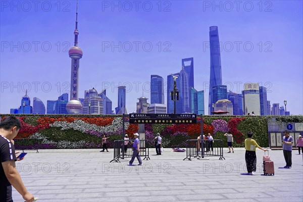 View from the Bund to the skyline at the Huangpu River with Oriental Pearl Tower, World Financial Centre, Shanghai Tower, Jin Mao-Building in the Pudong district, Shanghai, China, Asia, Skyline of a modern city on a sunny day with people in the foreground, Asia