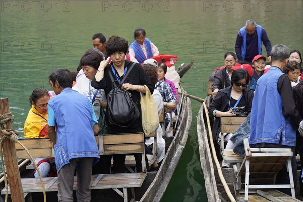 Special boats for the side arms of the Yangtze, for river cruise ship tourists, Yichang, China, Asia, People boarding a boat while others socialise, Hubei Province, Asia