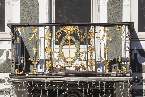 Old, decorated balcony at the old pharmacy on Marienplatz, district of Garmisch, Garmisch-Partenkirchen, Werdenfelser Land, Upper Bavaria, Bavaria, Germany, Europe