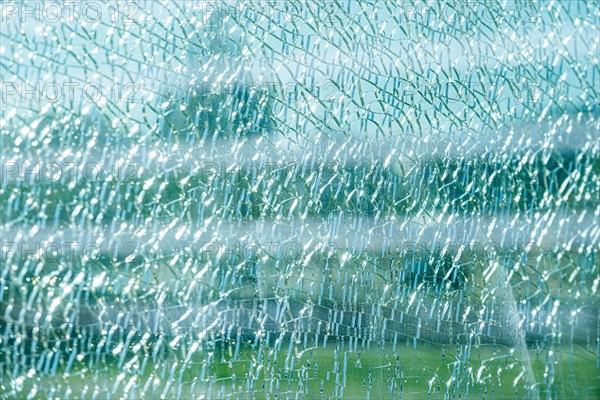 Cracked glass of a laminated glass pane