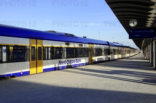 Nord-Ostsee-Bahn, Nord-Ostsee-Bahn train standing on the platform on a sunny day with a clear blue sky, Sylt, North Frisian Island, Schleswig Holstein, Germany, Europe
